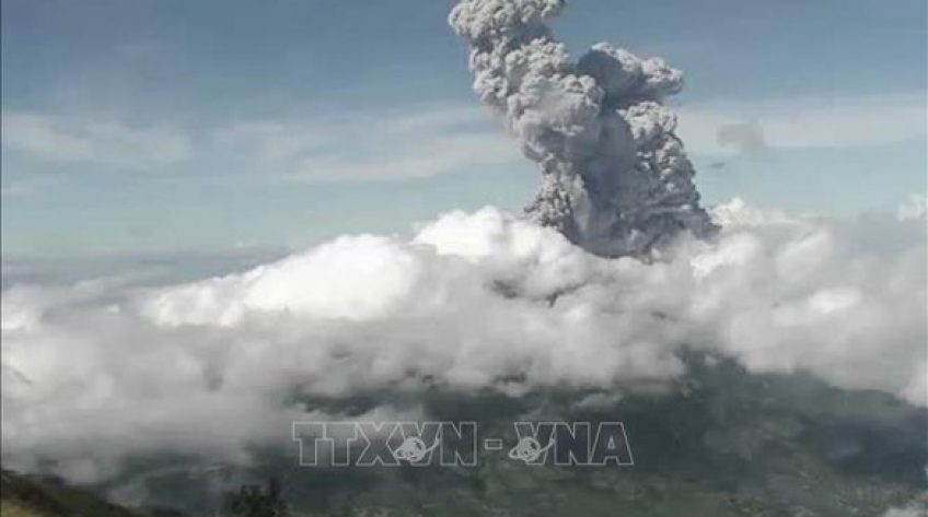 Núi lửa Indonesia phun trào 6km, cảnh báo hàng không mức cao nhất