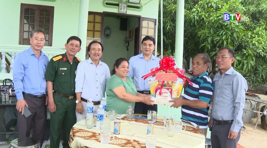 Lãnh đạo tỉnh thăm, tặng quà người có công, gia đình chính sách nhân kỷ niệm 77 năm ngày Thương Binh - Liệt Sĩ.