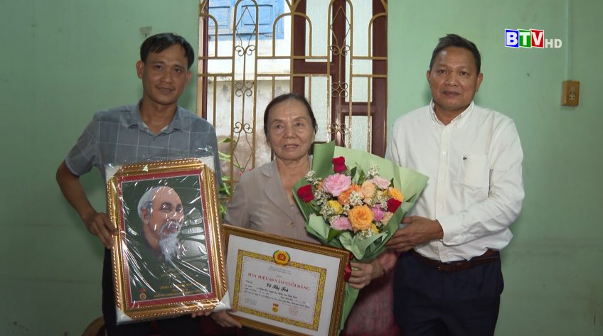 Trao huy hiệu 60 năm tuổi Đảng cho 3 đảng viên nhân kỷ niệm 79 năm Cách mạng tháng Tám và Quốc khánh nước Cộng hoà xã hội Chủ nghĩa Việt Nam