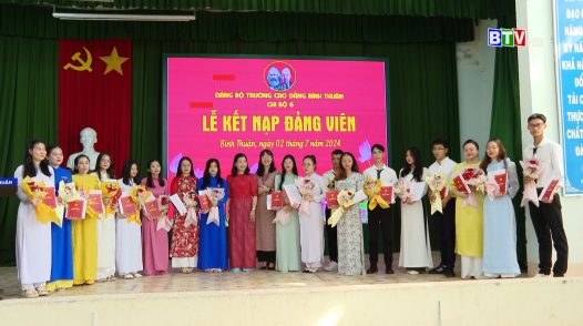 Đảng bộ Trường Cao đẳng Bình Thuận vừa tổ chức Lễ kết nạp đảng viên cho 18 sinh viên ưu tú.