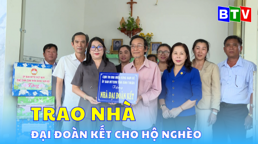 Trao nhà Đại đoàn kết cho hộ nghèo