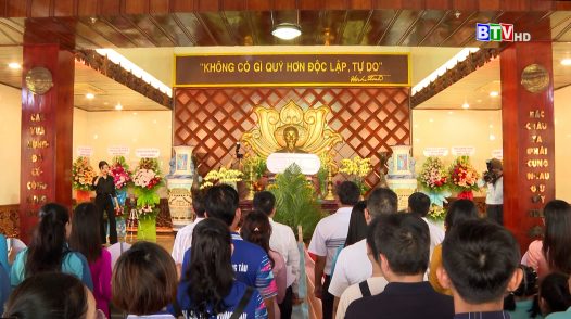 Đoàn đại biểu tham gia Ngày hội Gia đình các tỉnh Đông Nam bộ dâng hương viếng Bác