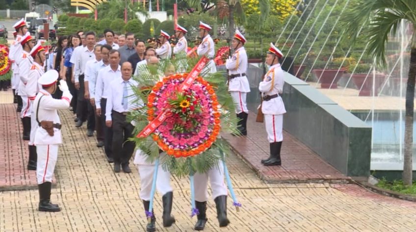 Lãnh đạo tỉnh viếng Anh hùng liệt sĩ và Chủ tịch Hồ Chí Minh