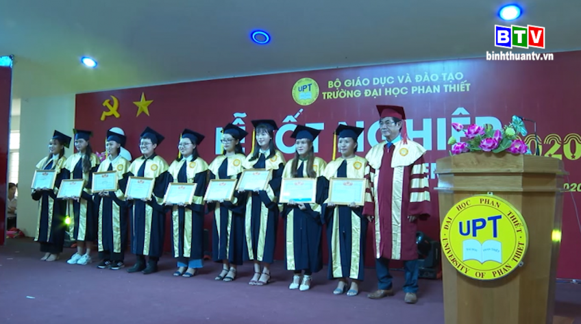 Trường Đại học Phan Thiết trao bằng tốt nghiệp đại học