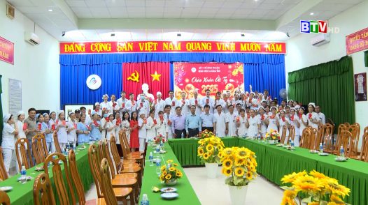 THƯỜNG TRỰC TỈNH ỦY THĂM CHÚC TẾT CÁC ĐƠN VỊ TRỰC ĐÊM GIAO THỪA