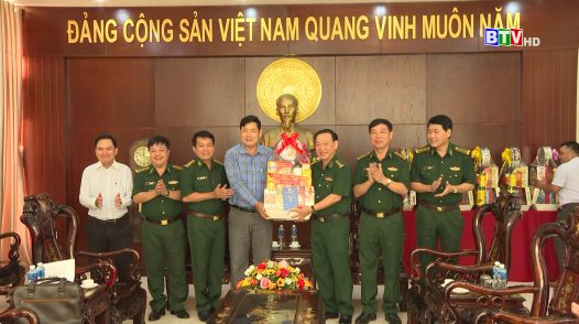 Ông Tiêu Hồng Phúc- Phó Chủ tịch thường trực HĐND Tỉnh cũng đã đến thăm, chúc Tết và tặng quà tại Bộ chỉ huy Bộ đội Biên phòng tỉnh.