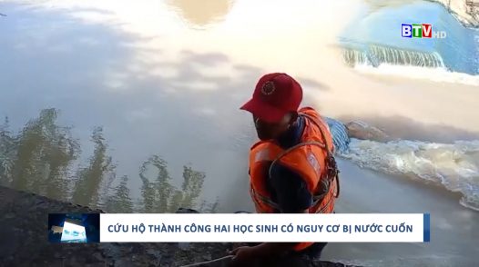 Cứu hộ thành công 2 học sinh có nguy cơ bị nước cuốn