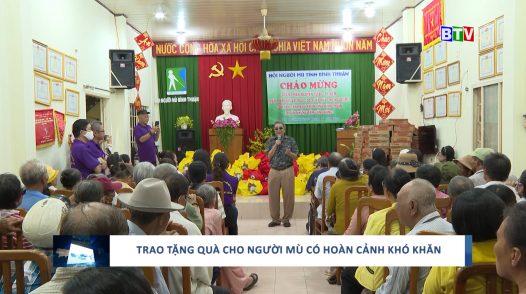 Trao học bổng cho học sinh có hoàn cảnh khó khăn tặng quà cho người mù có hoàn cảnh khó khăn