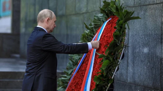 Tổng thống Putin đặt vòng hoa viếng Lăng Chủ tịch Hồ Chí Minh