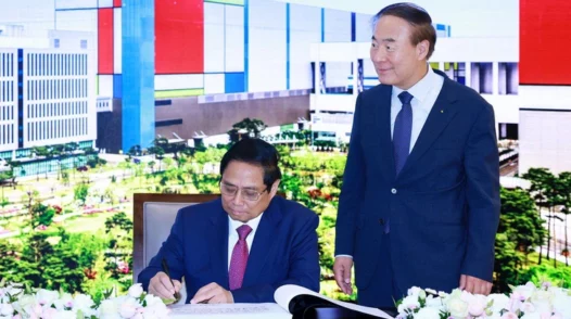 Thủ tướng Phạm Minh Chính thăm tổ hợp bán dẫn Samsung