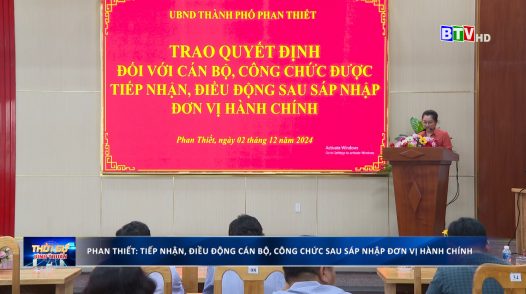 UBND TP. Phan Thiết tổ chức lễ trao Quyết định đối với cán bộ, công chức được tiếp nhận, điều động sau sáp nhập đơn vị hành chính.