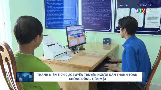 Thanh niên tích cực tuyên truyền người dân thanh toán không dùng tiền mặt