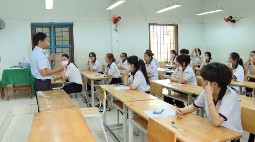 Kỳ thi tốt nghiệp THPT 2024 Bình Thuận bước sang ngày thi thứ hai thí sinh tiếp tục làm bài thi tổ hợp Khoa học Tự nhiên hoặc Khoa học Xã hội